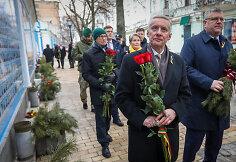 Lietuvos politikų delegacija deda gėles prie žuvusių karių memorialo