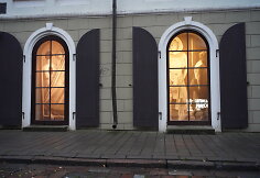 Romo Ju&scaron;kelio paroda &bdquo;Žmonės ir manekenai&ldquo; Kauno fotografijos galerijos languose