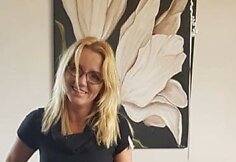 Svetlana prie savo pie&scaron;to paveikslo