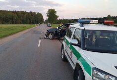 Policininkai sprunkančiam motociklininkui barikadą pastatė i&scaron; niekuo dėto &bdquo;Volvo&ldquo;