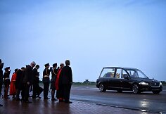 Elžbieta II vežama &bdquo;Jaguar&ldquo; katafalku