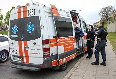 Greitosios medicinos pagalbos darbuotojai suteikia pagalbą Vilniaus Žvejų gatvėje automobilio partrenktam vaikui
