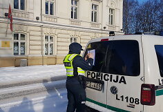 Smulkus verslas i&scaron;rei&scaron;kė protestą draudimui dirbti - ties rotu&scaron;e Klaipėdoje paliko juodą kryžių