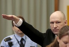 Norvegijoje į teismo posėdį atvykęs ekstremistas Breivikas pademonstravo nacių pasisveikinimą