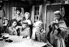 Ruta Lee (de&scaron;inėje)