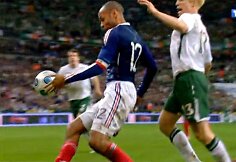 Thierry Henry kamuolį sustabdė ranka