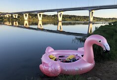 Dviejų draugų kelionė pripučiamu flamingu