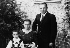 omualdas Jakubas Veksleris-Va&scaron;kinelis su įtėviais Piotru ir Emilija Va&scaron;kineliais.
