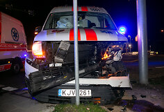 &bdquo;Mercedes&ldquo; susidūrė su greitosios pagalbos automobiliu.