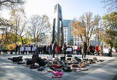 Socialinių darbuotojų akcija &bdquo;Kiek galime gintis rankinėmis?&ldquo;