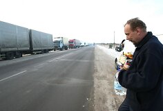 Nemažėjant vilkikų eilėms Latvijos-Rusijos pasienyje vežėjų asociacija „Linava“.