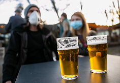 Pirmadienio vakarą žmonės būriavosi lauko kavinėse Vilniuje