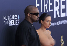 Kanye Westas su žmona Bianca Censori ant &bdquo;Grammy&ldquo; raudonojo kilimo