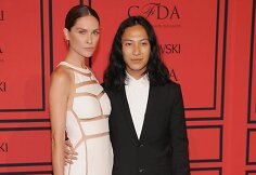Dizaineris Alexanderis Wangas su manekene Erin Wasson