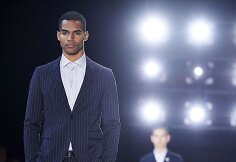 &bdquo;Emporio Armani&ldquo; 2018 m. pavasario ir vasaros kolekcijos modelis