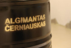 Ekspozicijos fragmentas – Algimantas Černiauskas ant statinės