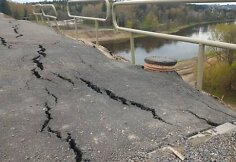 Pradėjo trupėti naujojo tilto prieigos
