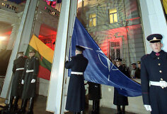 NATO vėliavos pakelimo cermeonija 2004 metais