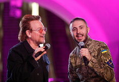 Bono ir grupės „Antytila“ lyderis Tarasas Topolya Kyjivo metropolitene / Scanpix nuotr.