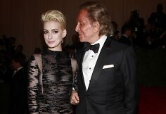 Anne Hathaway su dizaineriu Valentino Garavani