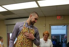 Jonas Valančiūnas padėjo gaminti cepelinus