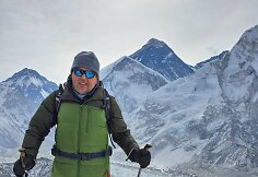Geriausiai Everestas matosi nuo Kala Patthar kalno &ndash; už mano nugaros tamsiausias trikampis ir yra Everestas