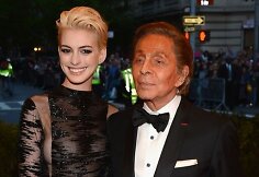 Anne Hathaway su dizaineriu Valentino Garavani