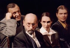 Vytautas Grigolis (centre), spektaklis „Svečias“