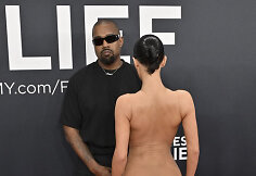 Kanye Westas su žmona Bianca Censori ant &bdquo;Grammy&ldquo; raudonojo kilimo
