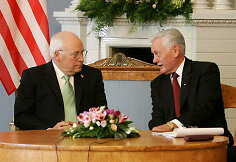 Lietuvos prezidentas Valdas Adamkus ir JAV viceprezidentas Dickas Cheney Vilniuje 2006-aisiais