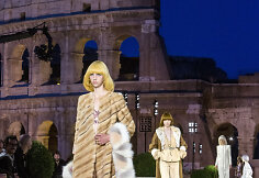 &bdquo;Fendi&ldquo; kolekcijos &bdquo;Romani&scaron;kumo au&scaron;ra&ldquo; modelis