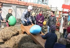 Milžiniškų kiaušinių ridenimas sudomino mažuosius klaipėdiečius.