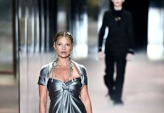 &bdquo;Fendi&ldquo; 2021 m. pavasario ir vasaros auk&scaron;tosios mados kolekcijos modelis: Kate Moss