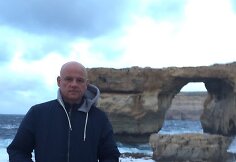Juozas Gaižauskas prie Žydrojo lango Maltoje, kuris po metų sugriuvo