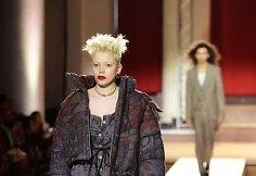 &bdquo;Vivienne Westwood&ldquo; 2019&ndash;2020 m. rudens ir žiemos kolekcijos modelis
