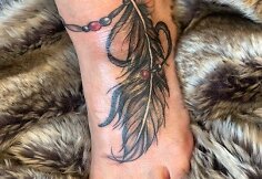 Natalijos Bunkės tatuiruotė ant kojos