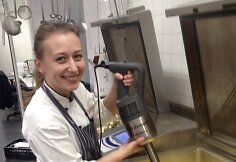 Virginijos praktika Nyderlanduose: kone žoliapjovės dydžio smulkintuvu trina moliūgų sriubą