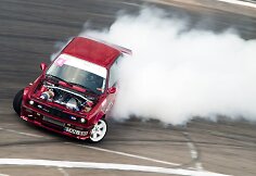 Merginos drifto trasoje