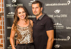 Žinomi žmonės atidarė &scaron;e&scaron;tąjį &bdquo;Dine in the Dark&ldquo; sezoną