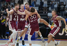Daivis Bertanis, Rolandas &Scaron;mitas, Arturas Žagaras ir visa Latvijos rinktinė triumfuoja.