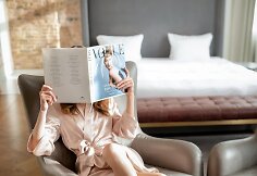 Agnės Deveikytės šilkinių chalatų kolekcijos modelis