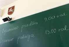 Lietuvoje laikomas Lietuvių kalbos ir literatūros brandos egzaminas