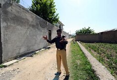 Pakistano policininkas neleidžia toliau eiti spaudos atstovams
