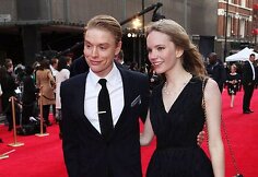 Aktorė Tamzin Merchant (su aktoriumi Freddie Foxu)