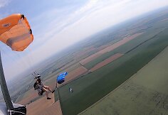 Arvydas Vasiliauskas (su baltu &scaron;almu, oranžiniu para&scaron;iutu)