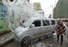Automobilis virto ledo skulptūra