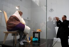 Abrahamas Poinchevalis nusprendė tapti &bdquo;žmogumi vi&scaron;ta&ldquo; ir i&scaron;perėti kiau&scaron;inius už stiklinės vitrinos Paryžiaus modernaus meno centre.