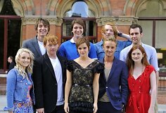 Pirmoje eilėje i&scaron; kairės Evanna Lynch, Rupertas Grintas, Emma Watson, Tomas Feltonas, Bonnie Wright, (antroje eilėje i&scaron; kairės) Jamesas Phelpsas, Oliveris Phelpsas, Domhallas Gleesonas ir Matthew Lewisas