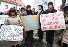 Pedagogai mitingą surengė piktindamiesi mažėjančiu finansavimu