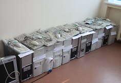 Pirmadienį Prezidentūros kanceliarija surengė aukcioną, kuriame už nebenaudojamus automobilius, baldus, foto bei kompiuterinę įrangą surinko beveik 100 tūkst. Lt.